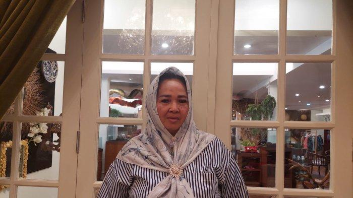 Ibunda Emma Ratna Puri, Mala Rosita (56).