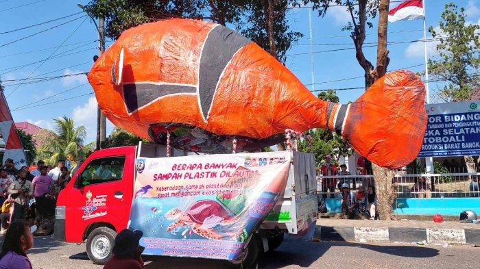 Replika ikan Nemo atau ikan Badut yang diangkut menggunakan mobil pikap milik DLH Kabupaten Bangka Selatan saat mengikuti karnaval, Senin (28/8/2023). Replika ikan itu dibuat dari daur ulang sampah plastik dari masyarakat.