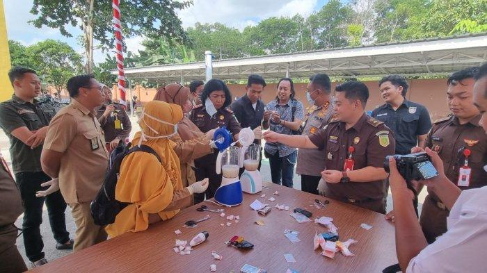 Kajari Bangka Selatan, Riama Sihite didampingi Kapolres Bangka Selatan, AKBP Toni Sarjaka bersama sejumlah jajaran lainnya saat melakukan pemusnahan barang bukti hasil Tipidum, Selasa (29/8/2023). Barang bukti itu sitaan sejak bulan Februari sampai Juli 2023.