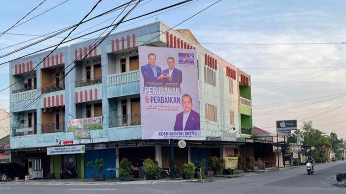 Pengurus DPC partai Demokrat Kota Pangkalpinang, melepas atau mencopot baliho bergambarkan Agus Harimurti Yudhoyono bersama Anies Baswedan serta Rosdiansyah Rasyid, Jumat (01/09/2023).