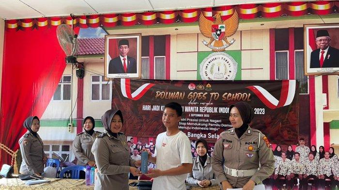 Polwan dari Polres Bangka Selatan, Bripka Siti Toliha saat memberikan sosialisasi di SMA Negeri 1 Toboali, Rabu (9/8/2023). Kegiatan itu rangkaian memperingati HUT Polwan ke-75