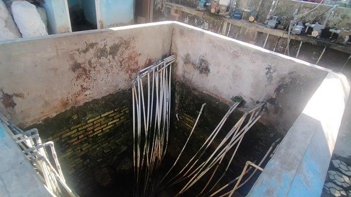Puluhan pipa paralon dan pompa air yang nampak berhimpitan mengarah ke lubang Sumur Militer yang terletak di RT 01, Kelurahan Taman Bunga, Kecamatan Gerunggang atau belakang Polresta Pangkalpinang.