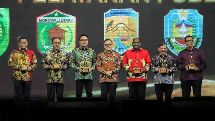 Bupati Bangka Selatan, Riza Herdavid saat menerima penghargaan yang diserahkan oleh Menteri PAN-RB Abdullah Azwar Anas, saat acara Indonesia 12aya dalam rangka memperingati hari ulang tahun Kompas TV ke-12, di Jakarta, Senin (11/9/2023) kemarin.