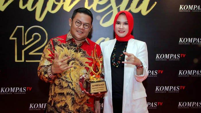 Bupati Bangka Selatan, Riza Herdavid didampingi Ketua TP PKK, Elizia saat menunjukkan penghargaan yang diperoleh saat acara Indonesia 12aya dalam rangka memperingati hari ulang tahun Kompas TV ke-12, di Jakarta, Senin (11/9/2023) kemarin.