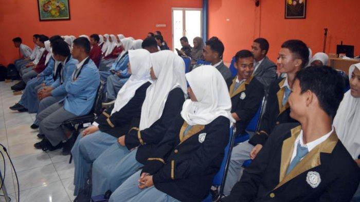 Sejumlah siswa asal SMA N 1 Toboali saat mengikuti kegiatan sosialisasi Sekolah Kader Pengawas Partisipatif atau SKPP di Kantor Bawaslu Bangka Selatan beberapa waktu lalu. Hampir 50 persen generasi milenial menjadi pemilih dalam pemilu serentak 2024.