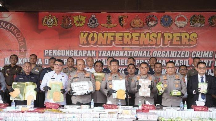 Kabareskrim Polri, Komjen Pol Wahyu Widada menggelar konferensi pers pengungkapan sindikat bandar besar narkoba jaringan Internasional, Fredy Pratama di Lapangan Bhayangkara, Jakarta, Selasa (12/9/2023).