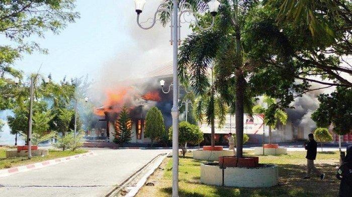 Kantor Bupati Pohuwato, Gorontalo Dibakar Massa Unjukrasa