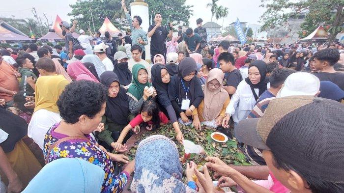 Warga menikmati 50.000 Otak Otak di harmoni Belinyu Sabtu (30/9/2023) didepan rumah Dinas Camat Belinyu.