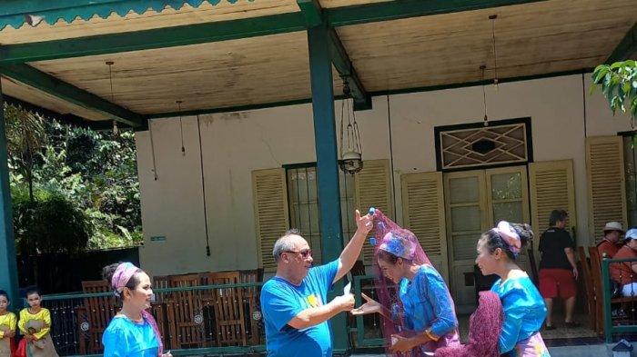 Para penari menyambut rombongan tour saat datang ke Kembang Katis Cultural Resto, Jumat (13/10/2023).