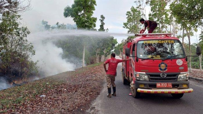 Petugas damkar memadamkan api di kompleks perkantoran terpadu Pemerintah Kabupaten Bangka Selatan, Kepulauan Bangka Belitung, Jumat (27/10/2023).