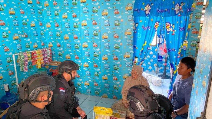 Anggota Patroli Batalyon A Satuan Brimob Polda Babel saat memberikan bantuan ke kediaman Galuh di Rusunawa Pangkalarang, Sabtu (28/10/2023).
