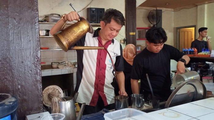 Pemilik Warkop Yumin, Yohe ketika menyeduh kopi, Minggu (12/11/2023).