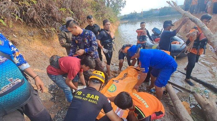 Upaya pencarian tim SAR, terhadap AZ yang tenggelam di kolong Temberan, Kota Pangkalpinang. Minggu (19/11/2023).