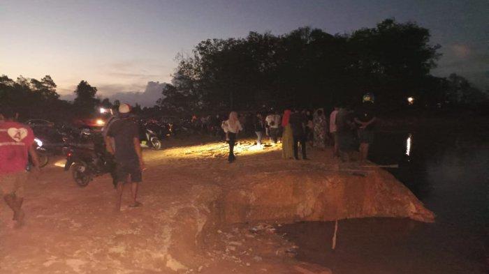 Tim SAR Gabungan melakukan pencarian AZ yang diduga tenggelam di kolong temberan.