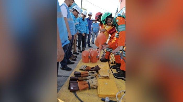 Jajaran Manajemen PLN Group di Wilayah Bangka Belitung sedang melakukan inspeksi peralatan yang akan digunakan PDKB dalam siaga Nataru 2023/2024.