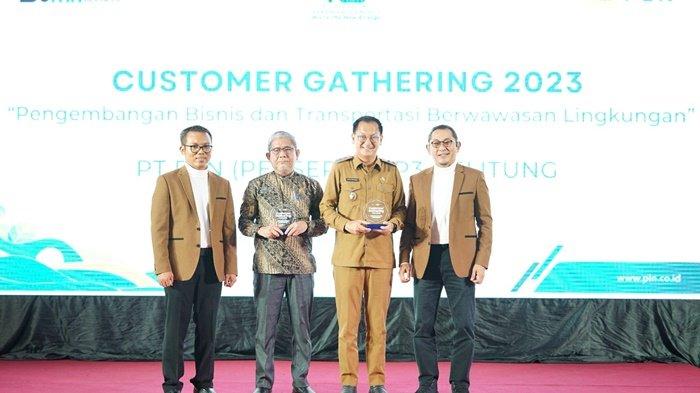 Pemberian Plakat dari PLN UIW Babel kepada Stakeholder (Dari kanan ke kiri : General Manager PLN UIW Babel, Mohammad Munief Budiman, Wakil Bupati Belitung, Isyak Meirobi, Asisten II Bidang Perekonomian dan Pembangunan Bupati Belitung Timur, Khaidir Lutfi, Manager PLN UP3 Belitung, I Made Agus Dwi Putra)