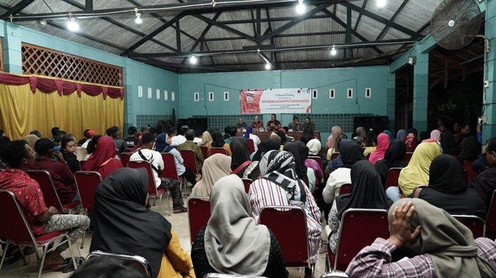 Anggota DPRD Babel Nata Sumira saat kegiatan sosialisasi PERDA kepada warga dari dua desa di kecamatan Manggar, Minggu (10/12/2023)