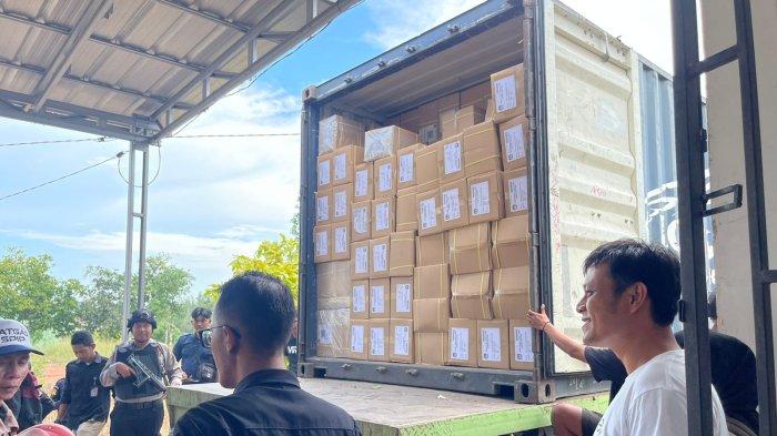 Ketua KPU Kabupaten Bangka Selatan, Muhidin didampingi Kapolres Bangka Selatan, AKBP Toni Sarjaka saat melakukan pengawasan pembongkaran logistik surat suara pemilu di gudang KPU setempat, Rabu (20/12/2023). KPU Bangka Selatan mendapatkan sebanyak 1.308 koli surat suara untuk Pemilu serentak 2024 mendatang.