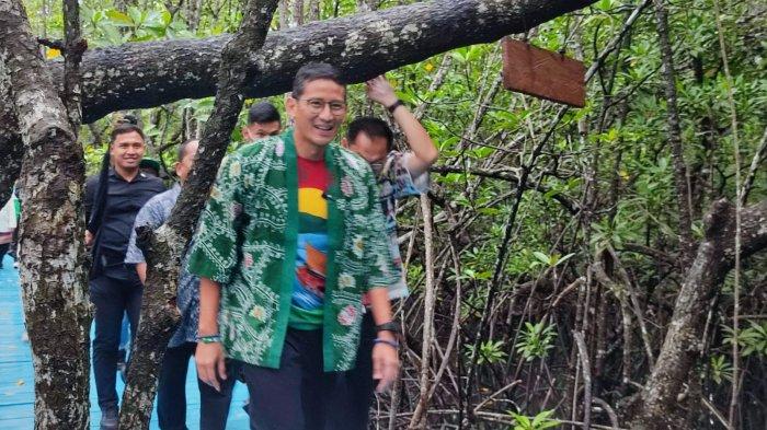 Menparekraf Sandiaga Uno saat menyusuri hutan bakau di Suak Parak Mangrove Park di Desa Air Saga, Belitung, Kamis (21/12/2023).
