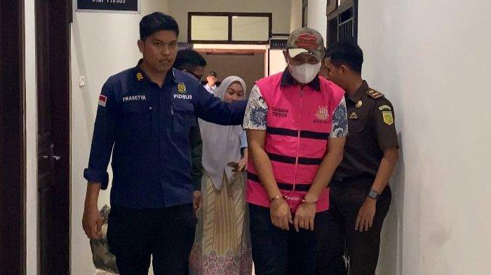 Tersangka dokter RD saat digiring petugas Kejari Beltim, Kamis (21/12/2023). RD diduga melakukan tindak pidana korupsi pengelolaan dana tunjangan dan insentif dokter paramedis Covid-19 tahun anggaran 2021.