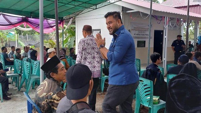 Direktur PT MSP Harwendro Adityo Dewanto menyapa warga pada acara peresmian pabrik penyulingan minyak atsiri Desa Mapur, Kamis (21/12/2023).