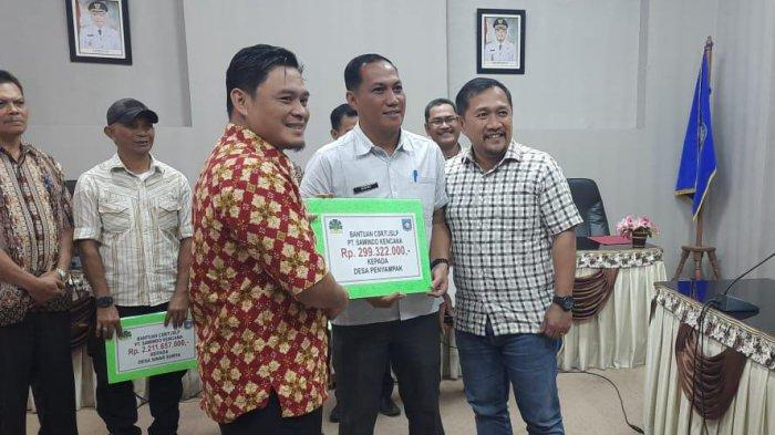 Simbolis penyerahan CSR PT Sawindo Kencana Tempilang dilakukan Wakil Bupati Bangka Barat Bong Ming Ming bersama Area Manager 1 Robby Kurniawan Sitorus, Perwakilan dari Polres Bangka Barat dan Kodim Bangka Barat di Ruang OR I Gedung Bupati Kabupaten Bangka Barat, Jumat (22/12/2023).