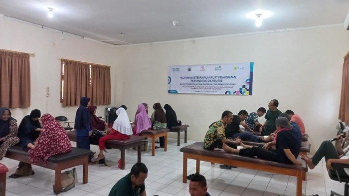 Peserta Pelatihan saat melakukan praktik pijat pengobatan yang di pandu oleh nara sumber dari kementerian sosial