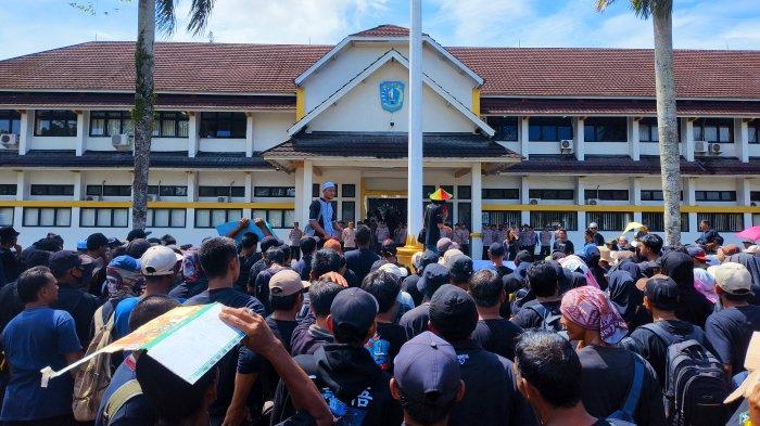 Aksi damai warga Kecamatan Membalong di Halaman Kantor Bupati Belitung, Rabu (27/12/2023).