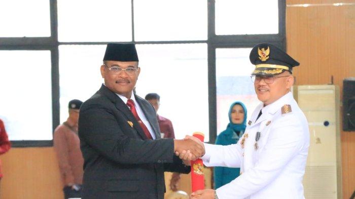 Pj Gubernur Bangka Belitung Safrizal Zakaria Ali saat melantik Pj Bupati Belitung Yuspian, Minggu (31/12/2023).