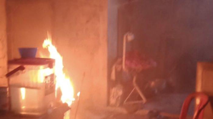 Satu unit rumah warga, Minggu (31/12/2023) di Jalan Sinar Laut Kelurahan Padang Mulia, Kabupaten Bangka Tengah terbakar. 