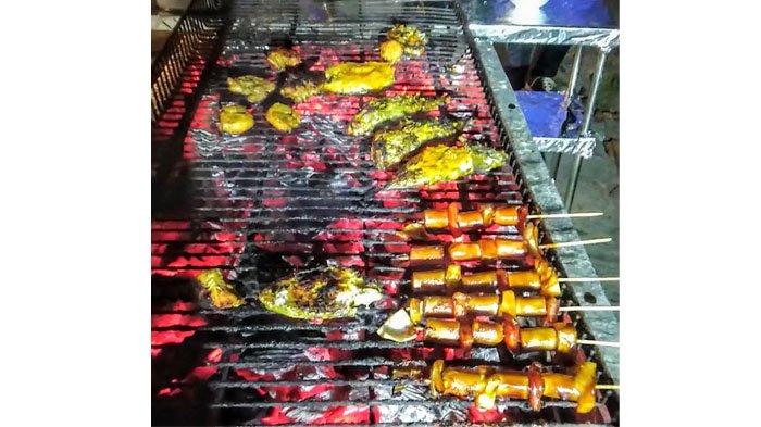 Proses pemanggangan saat Buffett Barbeque di Parai Beach Resort & Spa Bangka
