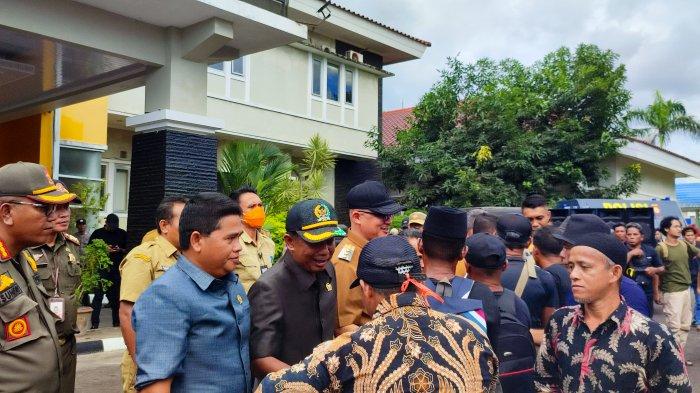 Warga bersalaman dengan Pj Bupati Belitung Yuspian serta Ketua DPRD Belitung Ansori beserta sejumlah anggota DPRD Belitung usai aksi unjuk rasa, Selasa (9/1/2024).