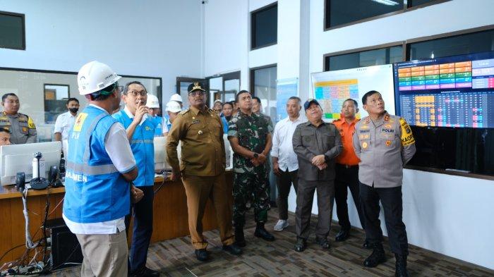 GM PLN UIW Babel, Mohammad Munief Budiman (baris depan, dua dari kiri) sedang menjelasakan kondisi kelistrikan Provinsi Kepulauan Bangka Belitung kepada Forkopimda di Bangka Belitung Control Center (BCC) komplek Pembangkit Air Anyir PLN.
