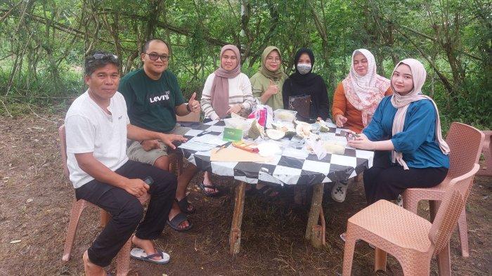 Nurhulis (51) warga Desa Air Belo, Kecamatan Mentok, Bangka Barat, pada Sabtu (13/1/2024) siang, menunjukkan berbagai jenis durian yang ditanam di kebun miliknya, seperti ST Kalamunod, Namlung hingga durian lainnya.