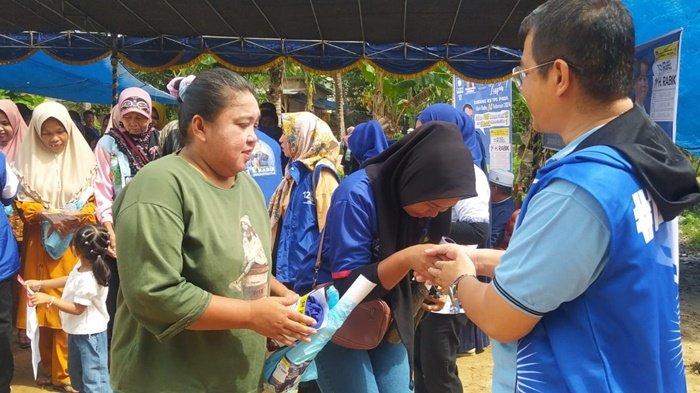 Haji Rabik jadi sasaran warga yang antusias ingin bersalaman