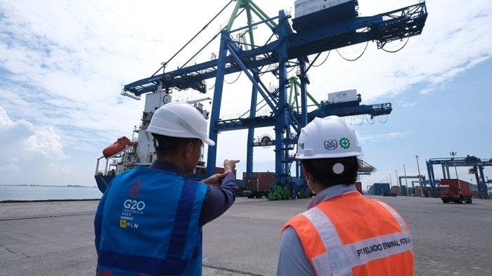 Petugas PLN dan Pegawai Pelindo Terminal Petikemas New Makassar melakukan inspeksi saat aktivitas bongkar muat petikemas