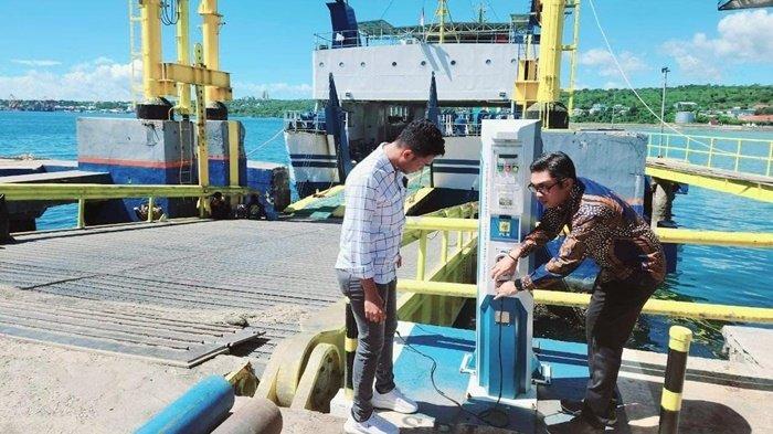 Stasiun Penyedia Listrik Kapal Sandar (SPLiKS) di Pelabuhan Waibalun Larantuka, Nusa Tenggara Timur untuk mendukung nelayan setempat.