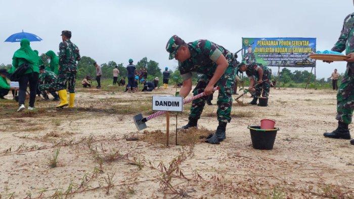Komandan Kodim 0432/Bangka Selatan, Letnan Kolonel Infanteri Gani Rachman didampingi jajaran forkopimda saat melakukan foto bersama usai melakukan penanaman 215 batang pohon produktif di lahan eks tambang, Kamis (18/1/2024). Lang