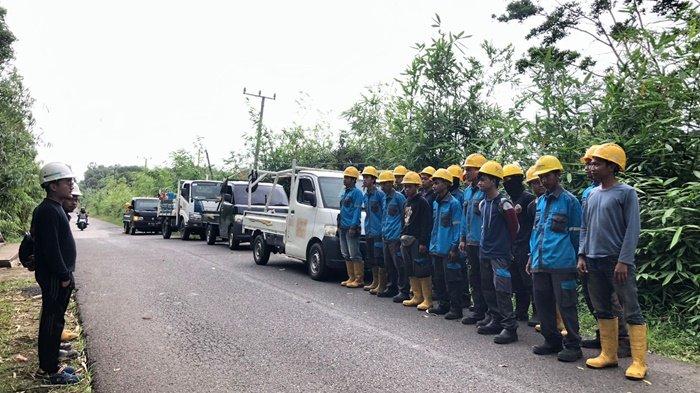 Petugas PLN sedang melakukan briefieng sebelum melakukan pemelihraan jaringan di lokasi Belinyu
