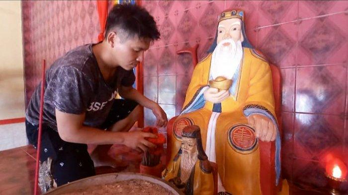 Pengurus Kelenteng Jaya Bhakti, yang terletak di Desa Rebo Kecamatan Sungailiat Kabupaten Bangka Minggu (28/1/2024) membersihkan tempat ibadah mereka persiapan merayakan Imlek 2024.