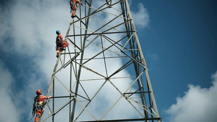 Ilustrasi petugas PLN tengah memastikan kelayakan Saluran Udara Tegangan Tinggi (SUTT) sebelum infrastruktur tersebut dioperasikan.