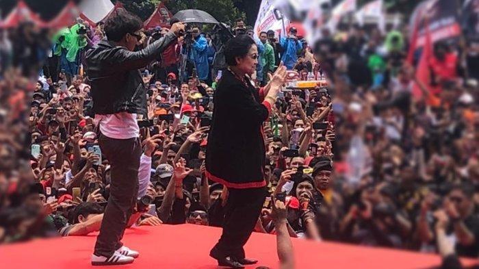 Ketua Umum PDIP Megawati Soekarnoputri berduet dengan band Slank saat acara kampanye terbuka perdana pasangan Calon Presiden (Capres) dan Calon Wakil Presiden (Cawapres) nomor urut 03 Ganjar Pranowo dan Mahfud MD di Stadion Tegalega, Bandung, Minggu (21/1/2024).