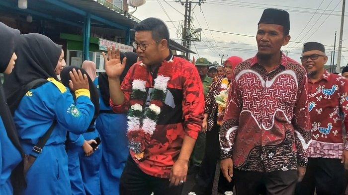 PROGRAM AIK BAKUNG -- Bupati Bangka Selatan, Riza Herdavid saat disambut oleh masyarakat Desa Payung saat menggelar program Aik Bakung Desa Payung Bangka Selatan,Rabu (31/1/2024)