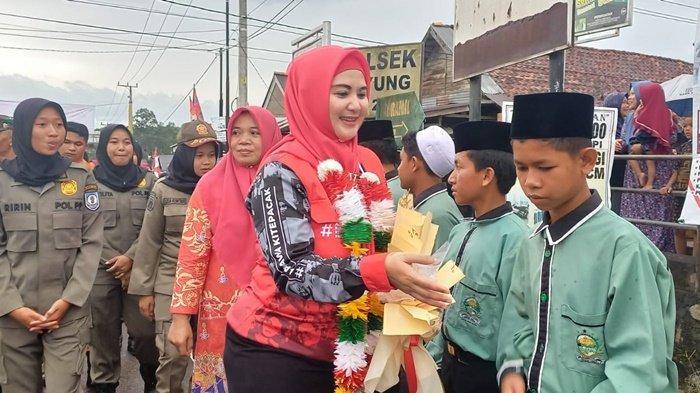 PROGRAM AIK BAKUNG -- Wakil Bupati Bangka Selatan, Debby Vita Dewi saat disambut masyarakat Desa Payung di acara kegiatan program Aik Bakung Desa Payung Bangka Selatan,Rabu (31/1/2024)