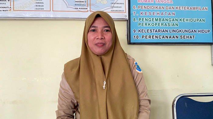 Lurah Kejaksaan, Yuli Akasian saat ditemui Bangkapos.com di kantornya, Senin (5/2/2024).