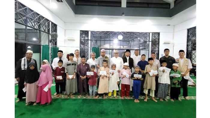 Manajemen PLN Babel, Pengurus YBM PLN dan Pengurus Masjid Zahra foton bersama dengan para anak yatim dan dhuafa