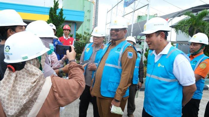 Wawancara media kepada PJ Gubernur Provinsi Kepulauan Bangka Belitung, Dr. Safrizal Zakaria Ali, M.Si tentang kesiapan siaga listrik Pemilu 2024 di dampingi Kapolda Babel, Irjen. Pol. Tornagogo Sihombing (empat dari kanan), GM PLN UIW Babel, Mohammad Munief Budiman (dua dari kanan) dan Kepala Basarnas Babel, Imade Oka Astawa (pling kanan)