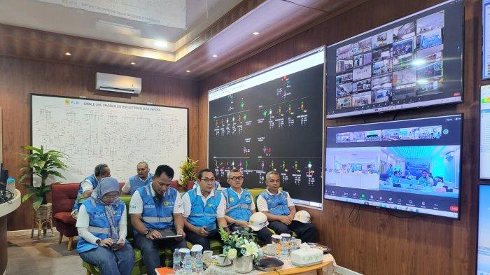 Baris depan dari kiri ke kanan : Senior Manager Niaga dan Pelayanan Pelanggan, Yuli Ashaniais Ramadani, Senior Manager Keuangan , Komunikasi  dan Umum, Anton Wahyu Utomo, General Manager PLN Babel, Mohammad Munief Budiman, Senior Manager Teknik, Dicky Hiwardi, Senior Manager Perencanaan, Imam Asrori dan jajajarannya sedang mengikuti arahan Direktur Utama dalam Apel daring siaga kelistrikan Pemilu 2024