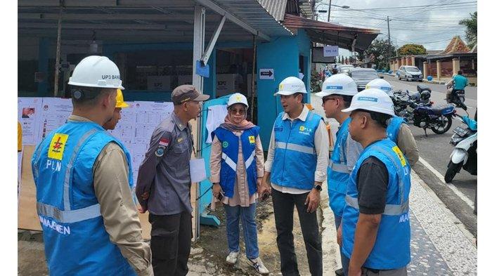 GM PLN UIW Babel, Mohammad Munief Budiman (tiga dari kanan) sedang menyampaikan kepada petugas keamanan TPS bahwa jika terjadi gangguan liatrik di TPS saat penghitungan suara, silahkan langsung hubungi PLN melalui PLN Mobile.