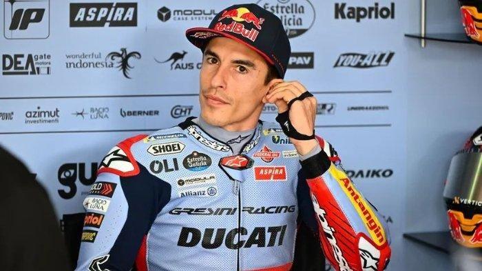 MotoGP 2024 - Marc Marquez Konsultasi Motor Ducati ke Pecco Bagnaia - Ekspresi Marc Marquez di paddock Gresini Ducati saat tes MotoGP 2024 Sepang hari pertama, Selasa (6/2/2024).